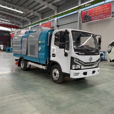 东风多利卡5方后置滚刷式吸尘车